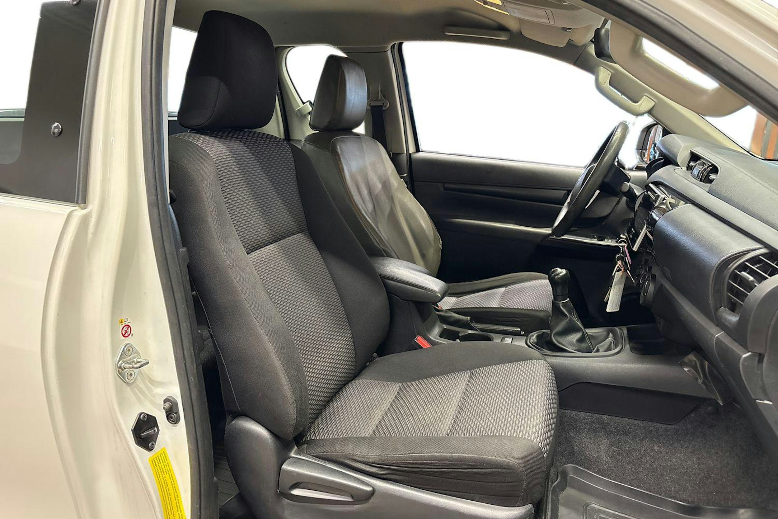 valkoinen Toyota Hilux 2019 kuva 11.