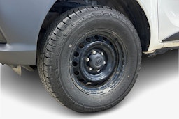 valkoinen Toyota Hilux 2019 kuva 12.