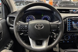 valkoinen Toyota Hilux 2019 kuva 16.