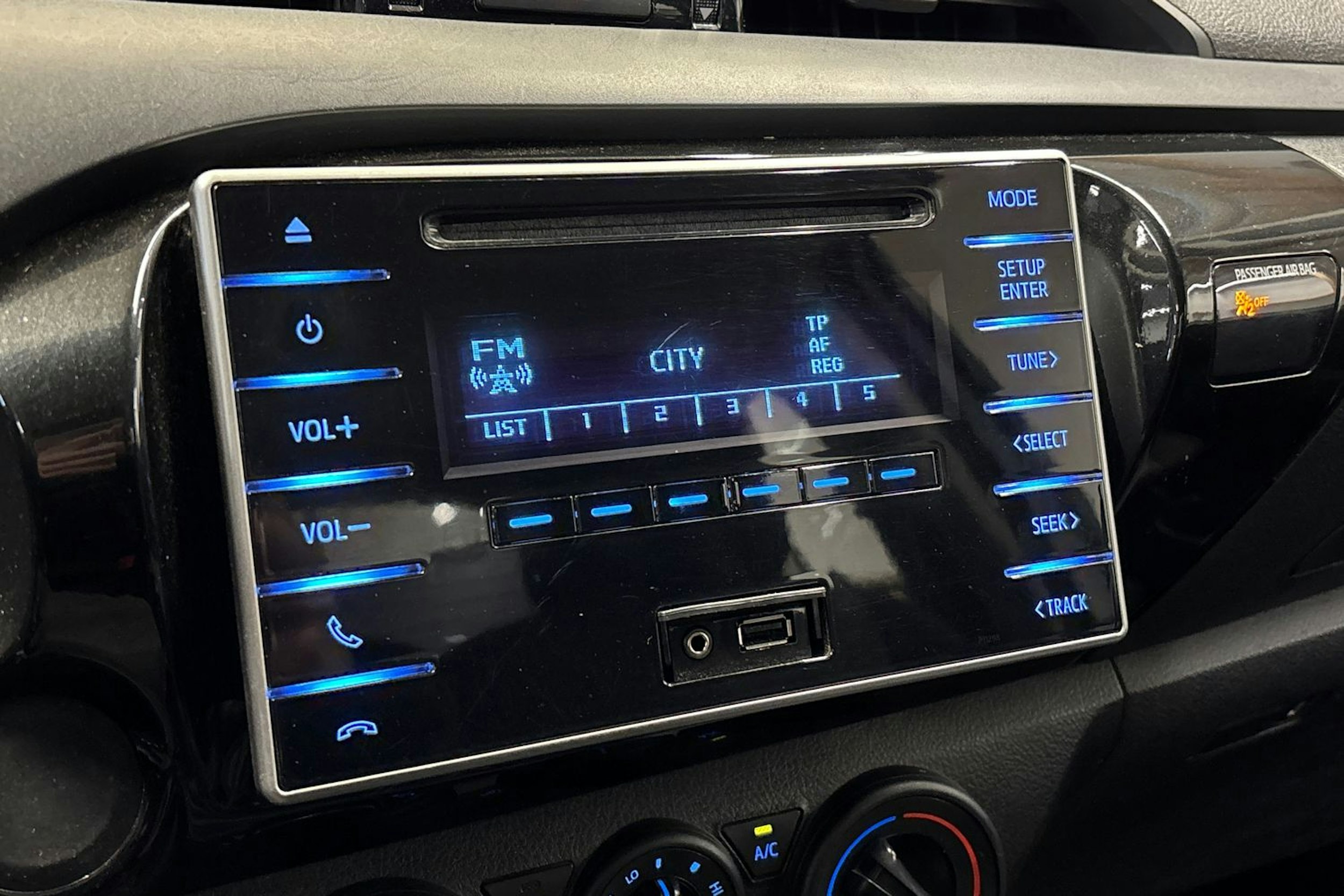 valkoinen Toyota Hilux 2019 kuva 17.