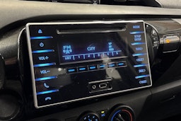 valkoinen Toyota Hilux 2019 kuva 17.