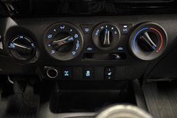 valkoinen Toyota Hilux 2019 kuva 19.