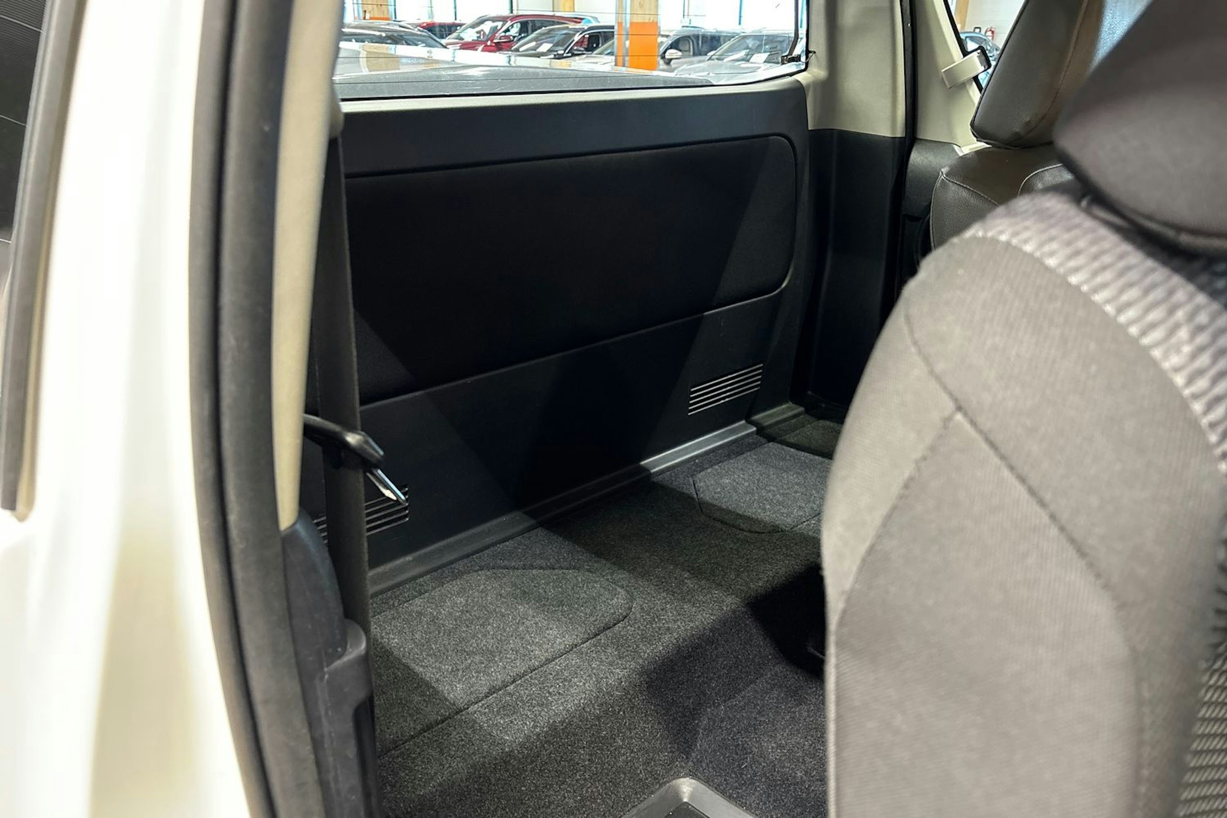 valkoinen Toyota Hilux 2019 kuva 21.