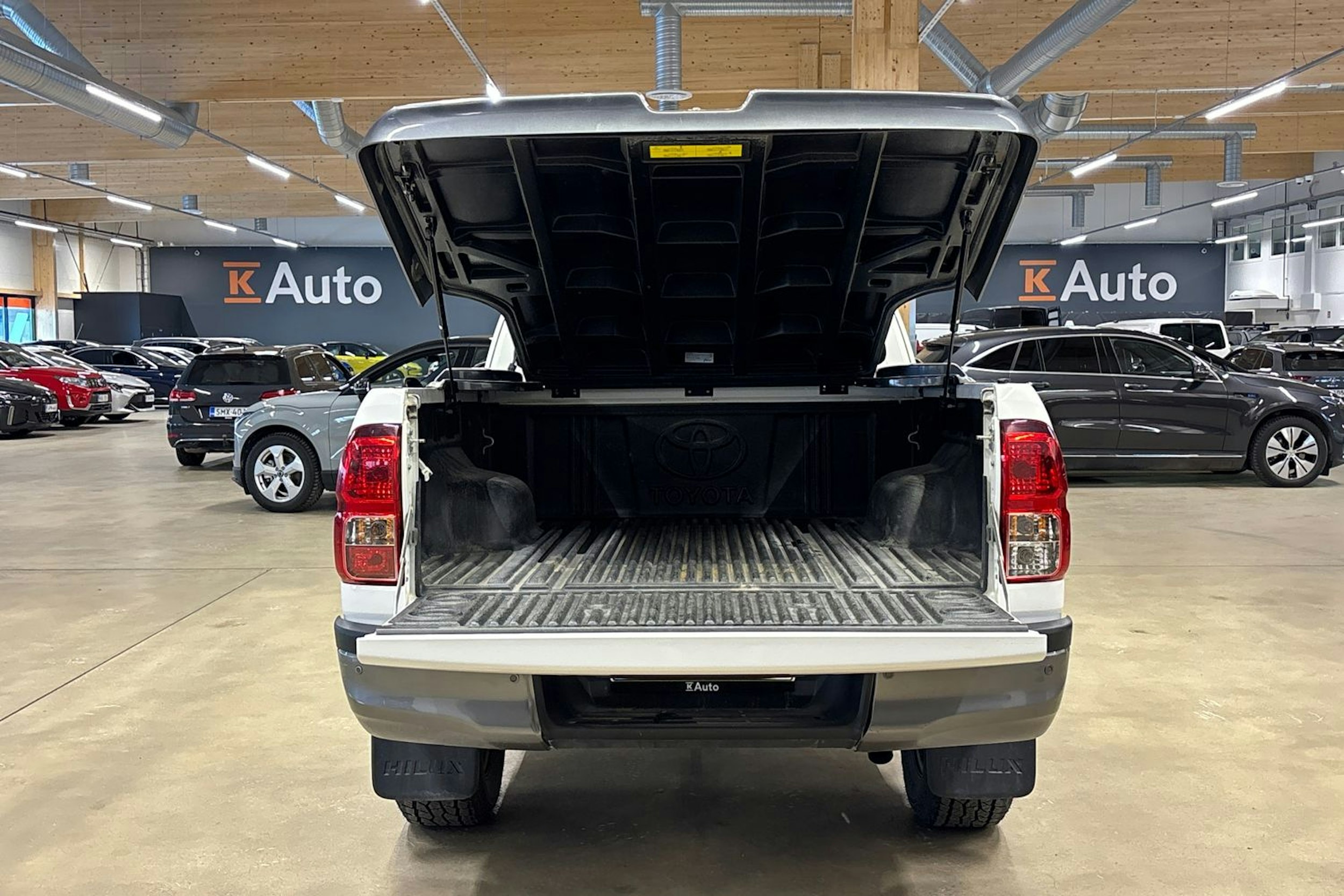 valkoinen Toyota Hilux 2019 kuva 22.