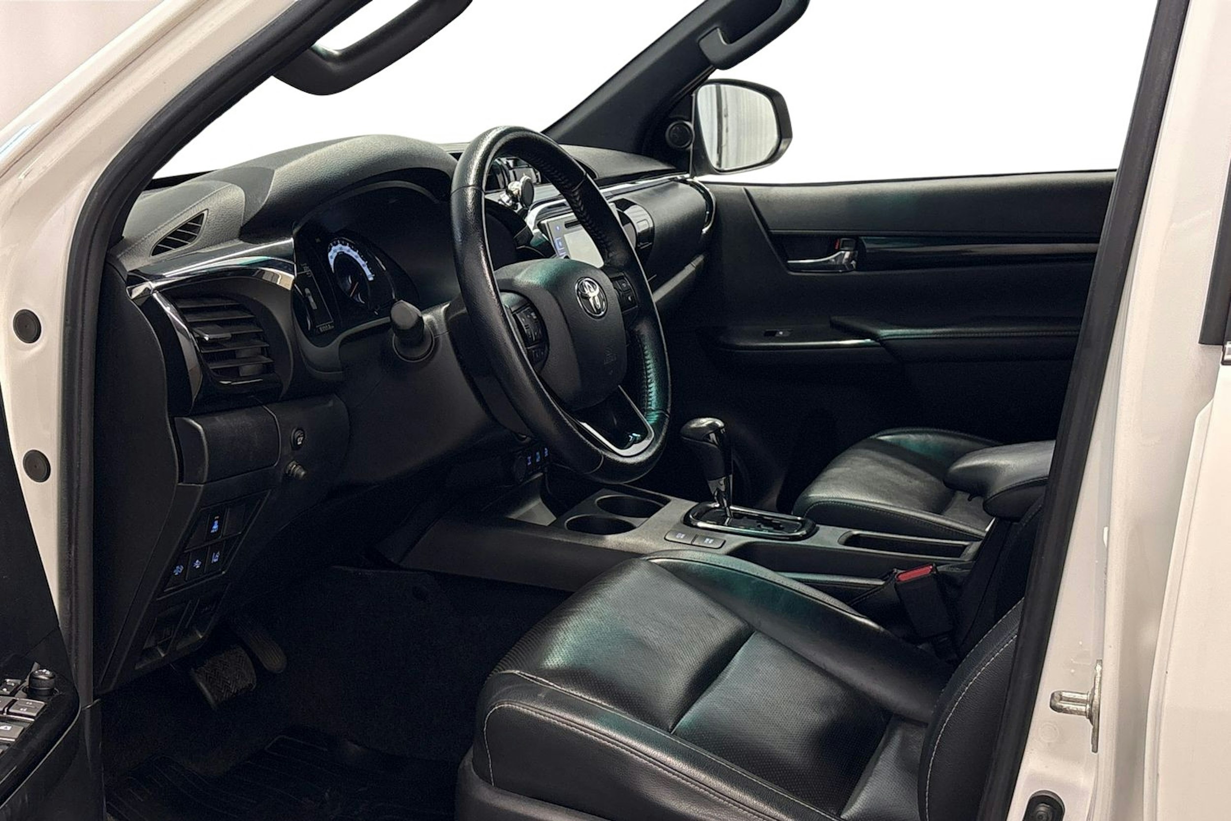 valkoinen Toyota Hilux 2019 kuva 6.