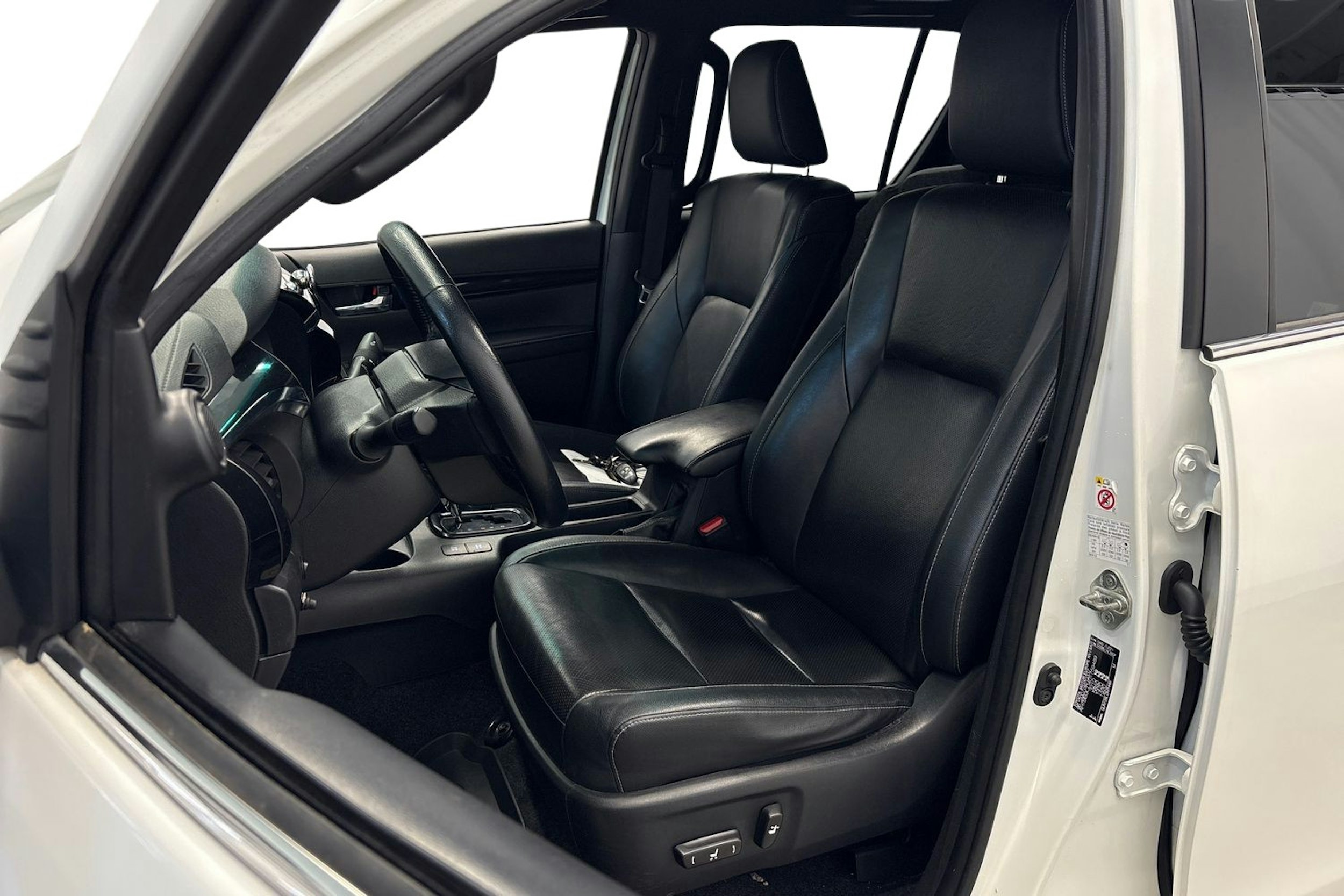 valkoinen Toyota Hilux 2019 kuva 8.