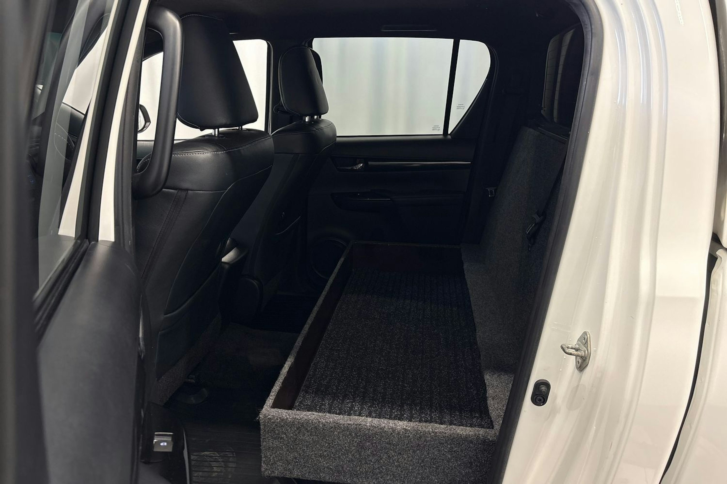 valkoinen Toyota Hilux 2019 kuva 11.