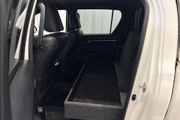 valkoinen Toyota Hilux 2019 kuva 11.