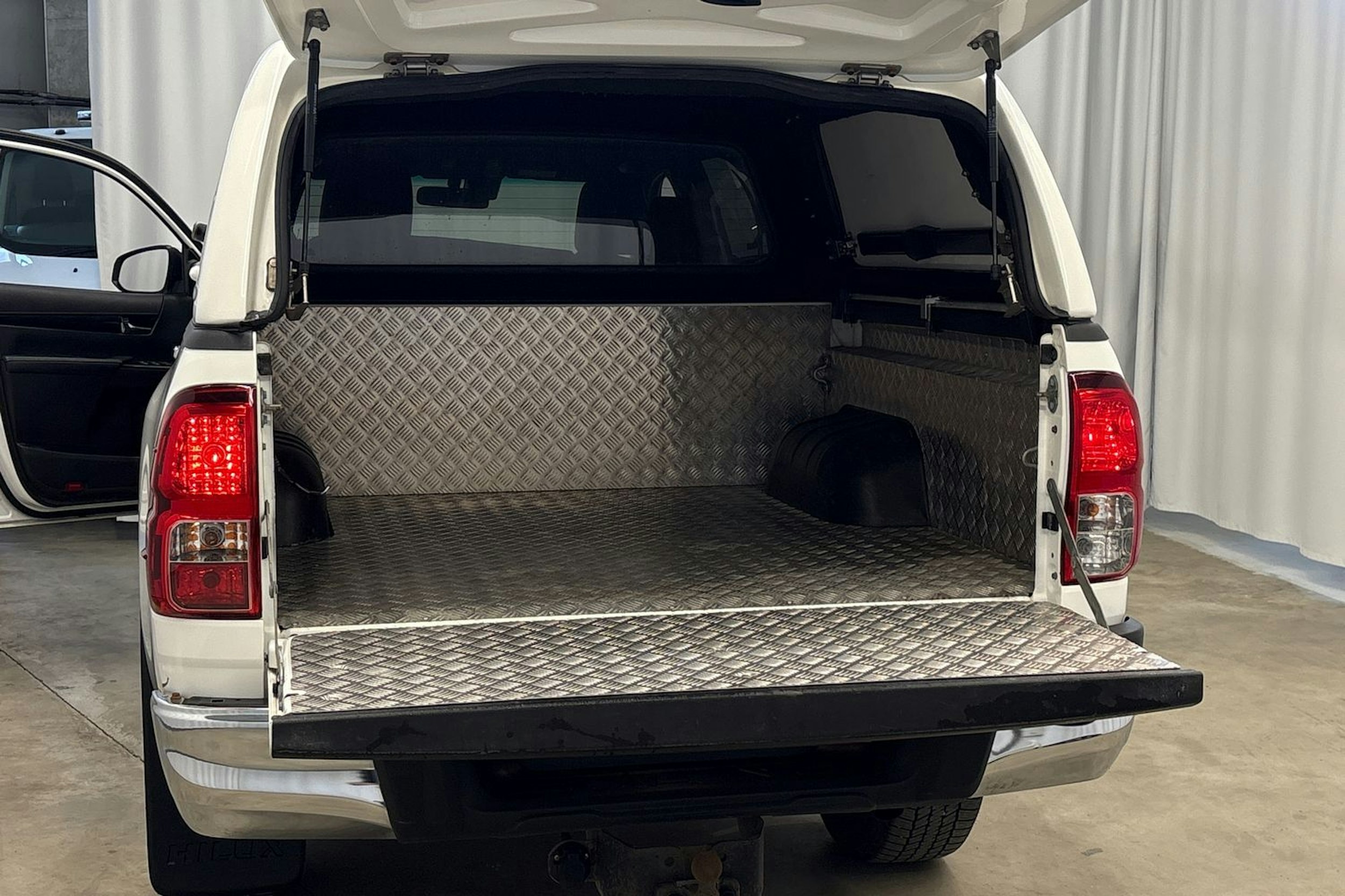 valkoinen Toyota Hilux 2019 kuva 12.