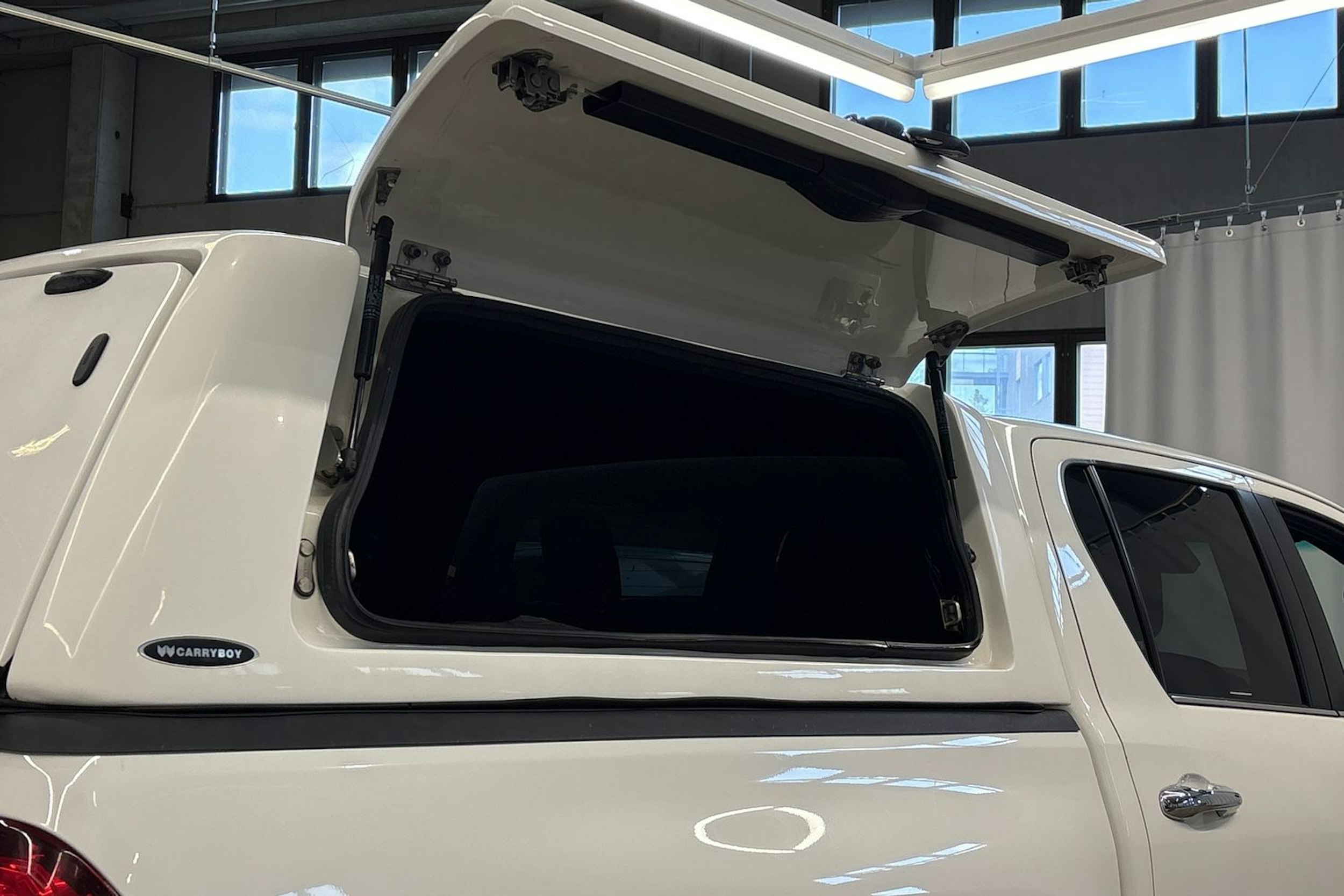 valkoinen Toyota Hilux 2019 kuva 14.