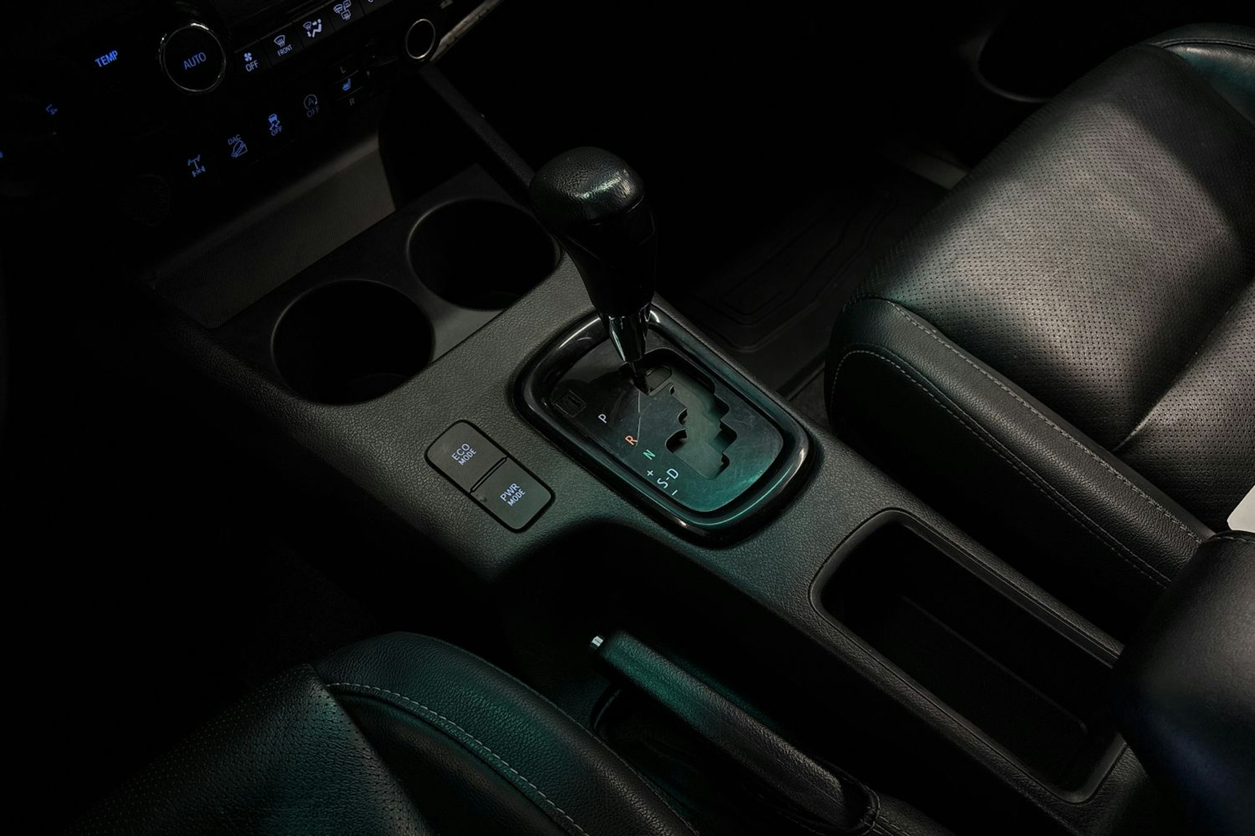 valkoinen Toyota Hilux 2019 kuva 15.