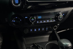 valkoinen Toyota Hilux 2019 kuva 16.