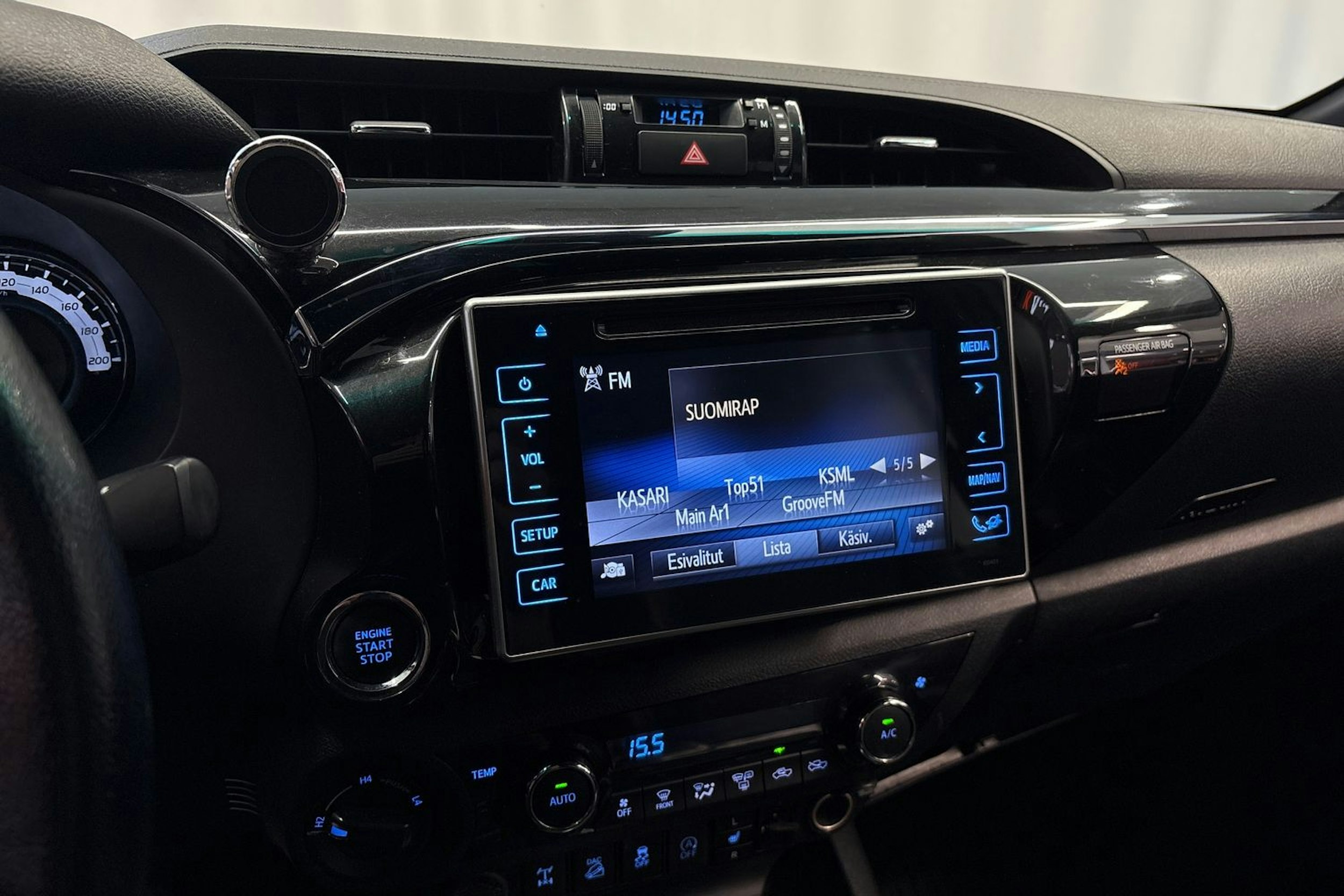 valkoinen Toyota Hilux 2019 kuva 17.