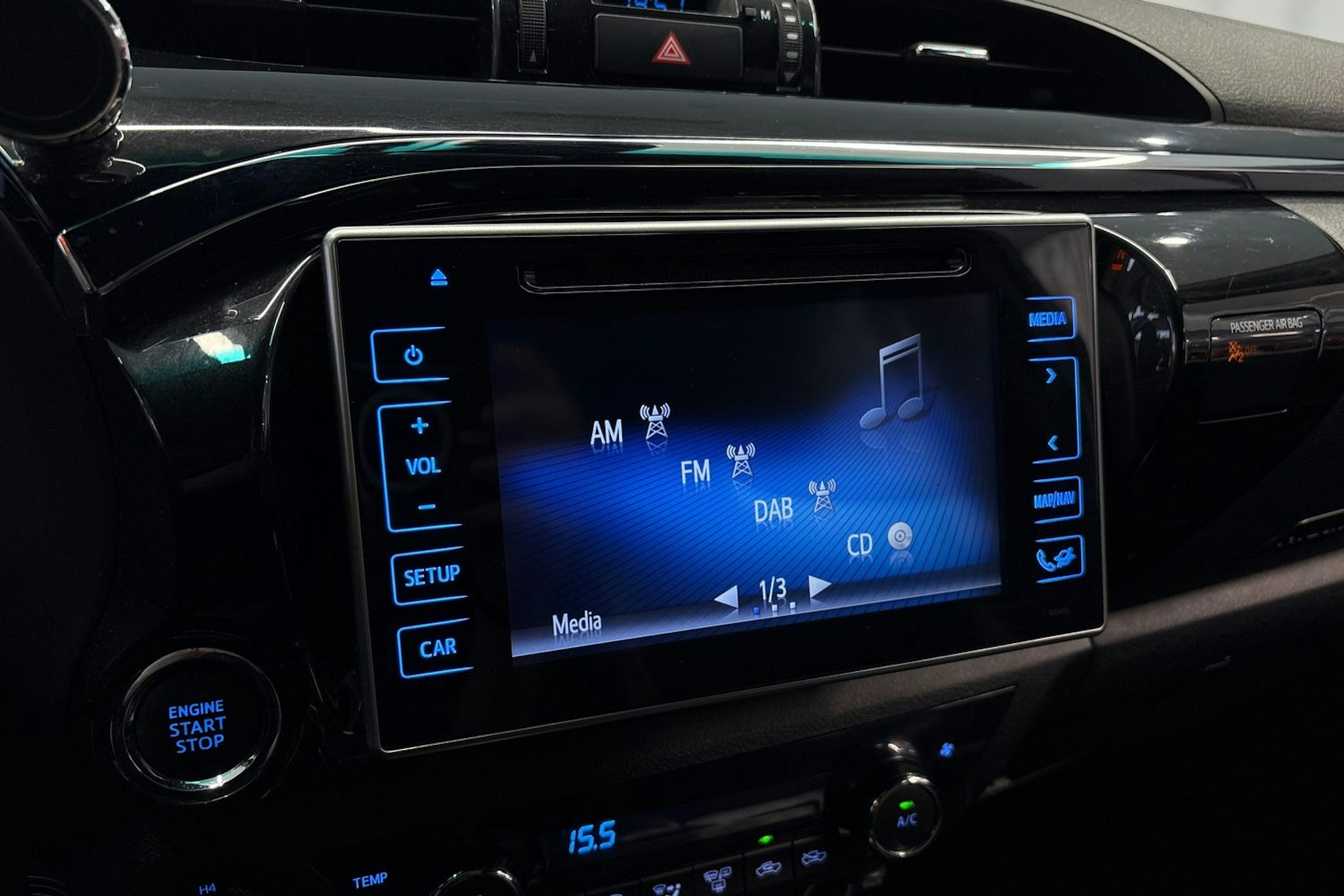 valkoinen Toyota Hilux 2019 kuva 20.