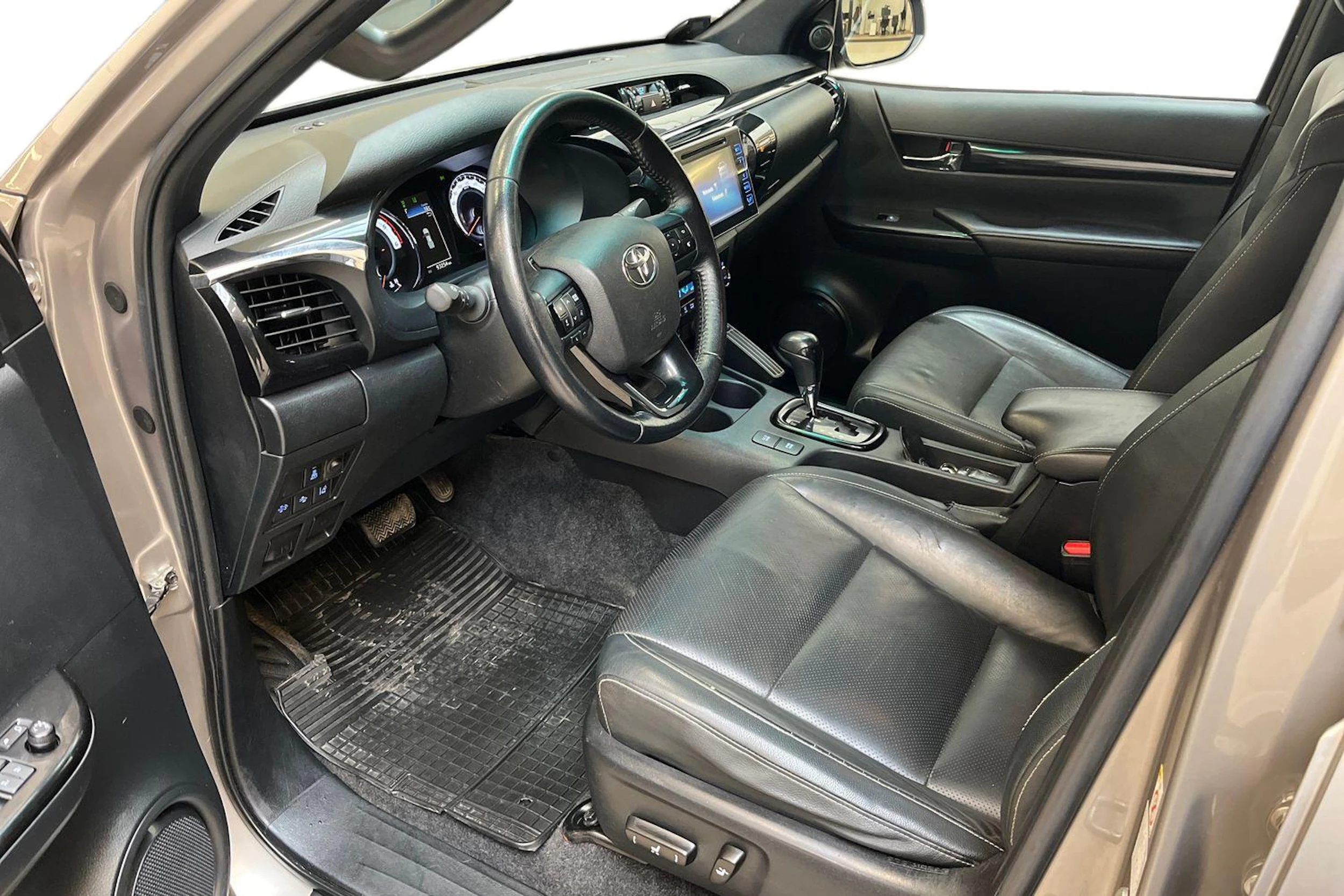 ruskea (beige) Toyota Hilux 2019 kuva 6.