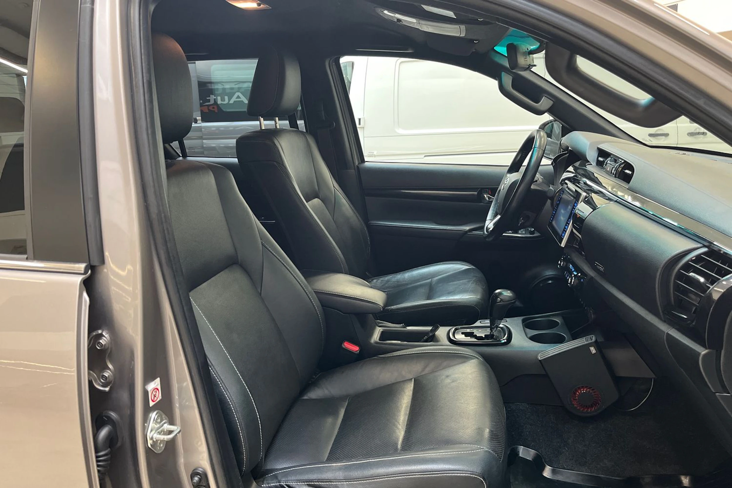 ruskea (beige) Toyota Hilux 2019 kuva 9.