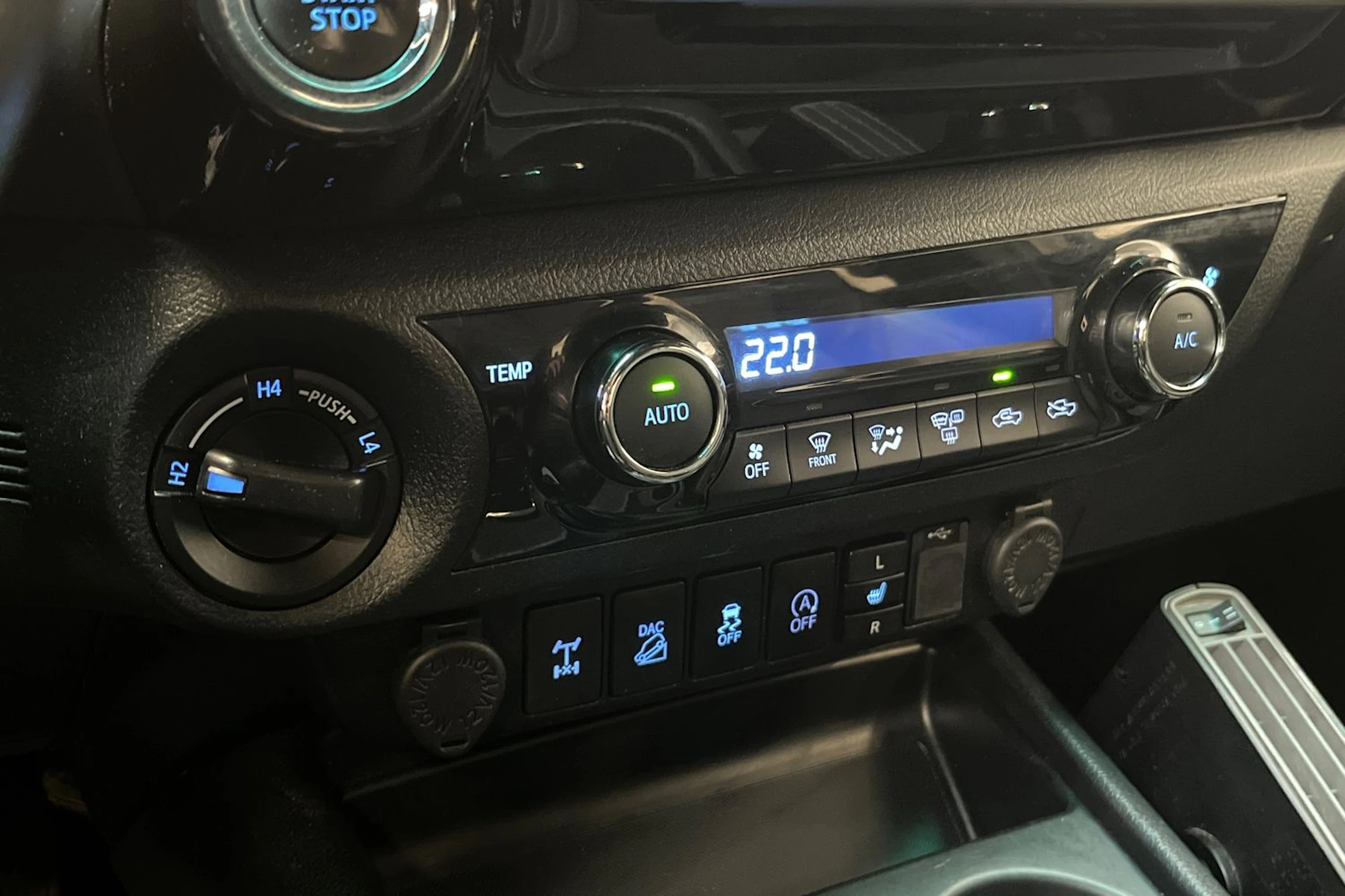 ruskea (beige) Toyota Hilux 2019 kuva 13.