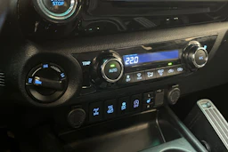 ruskea (beige) Toyota Hilux 2019 kuva 13.