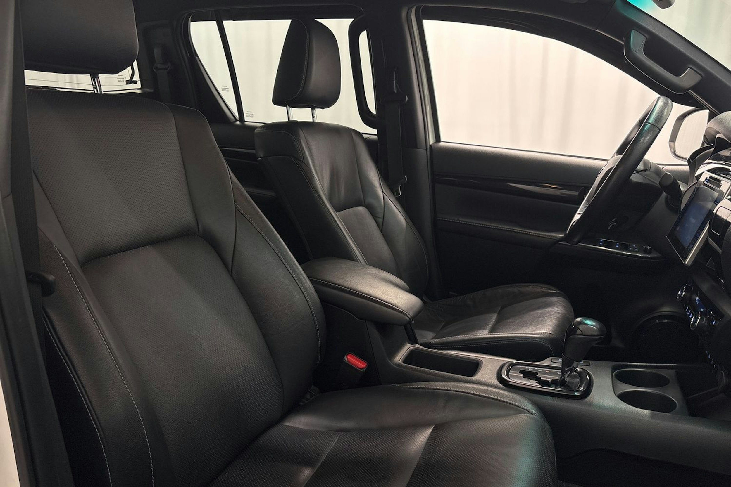 valkoinen Toyota Hilux 2019 kuva 11.