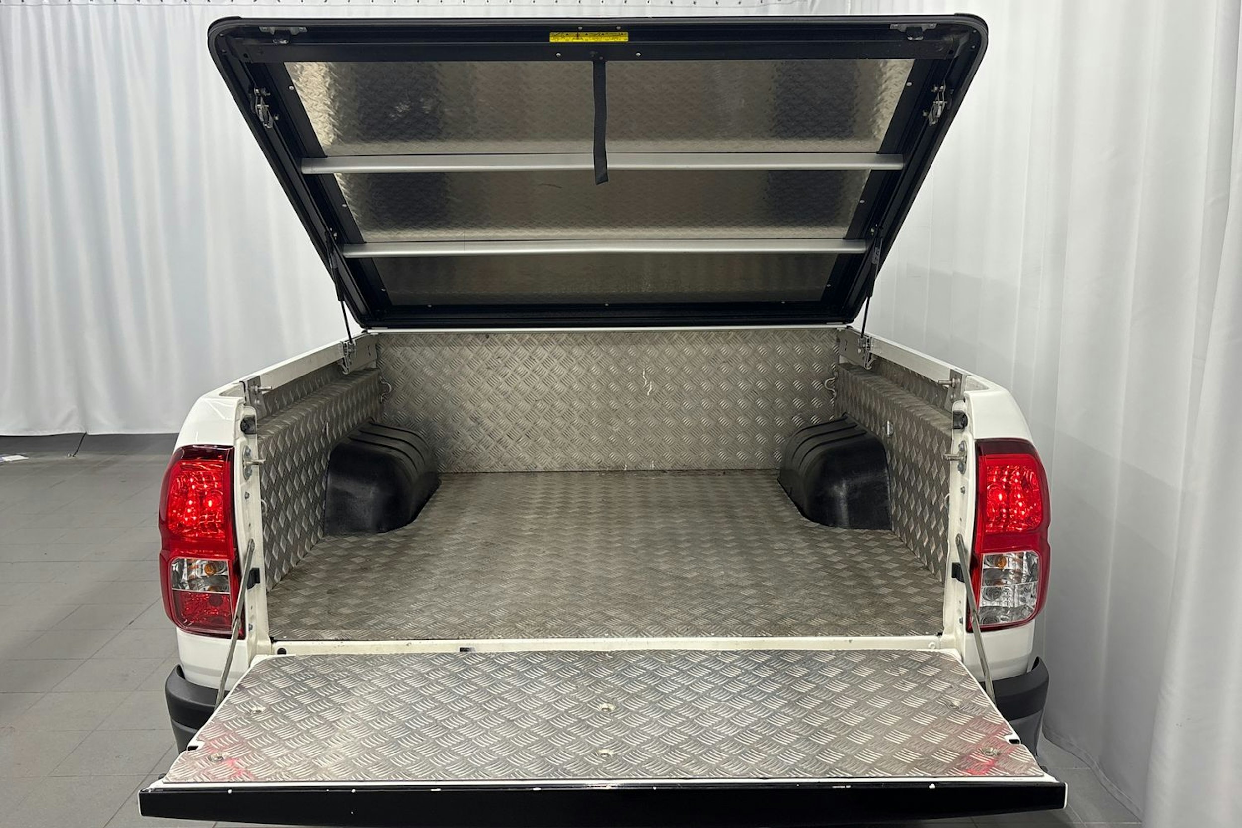valkoinen Toyota Hilux 2019 kuva 12.