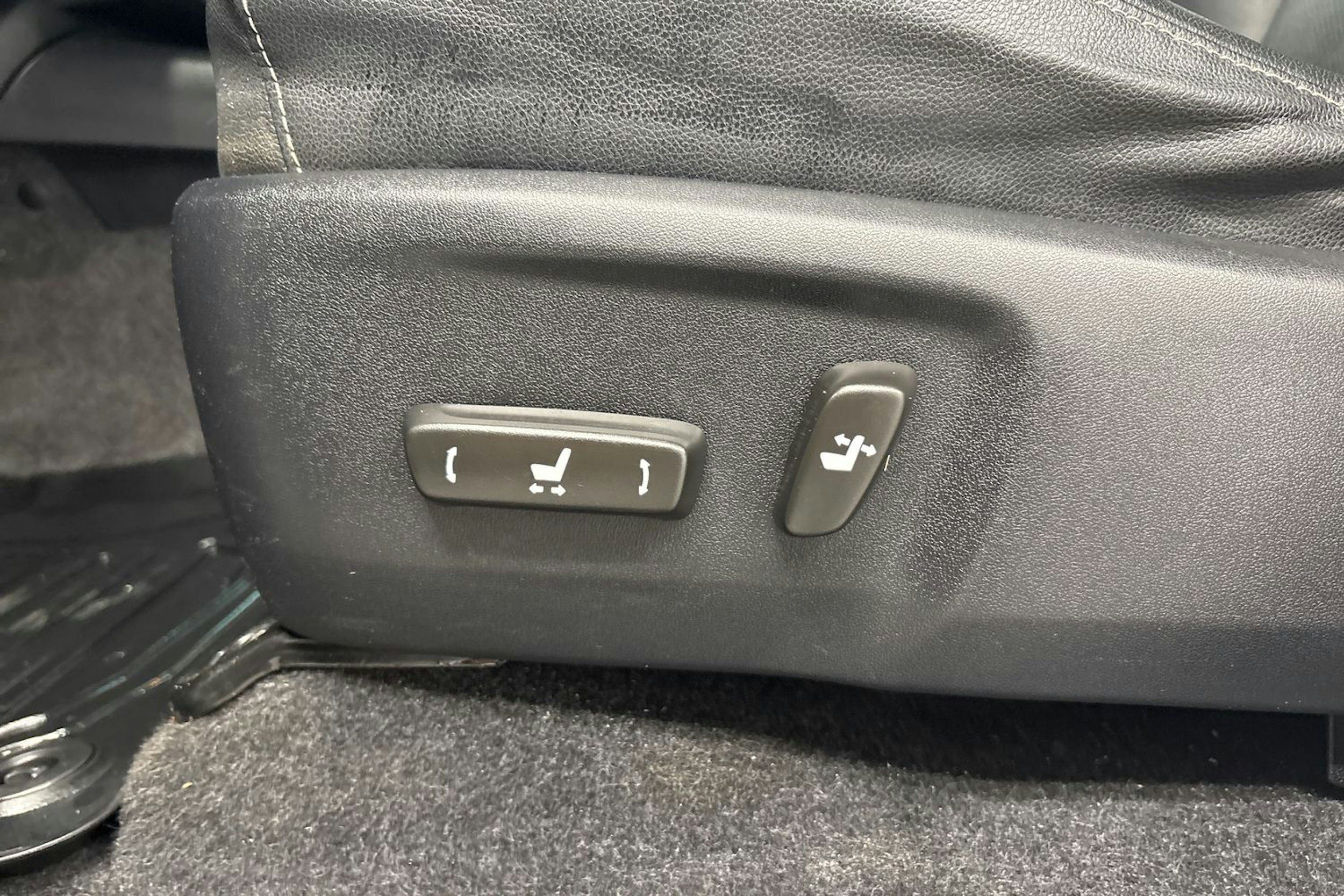 valkoinen Toyota Hilux 2019 kuva 13.