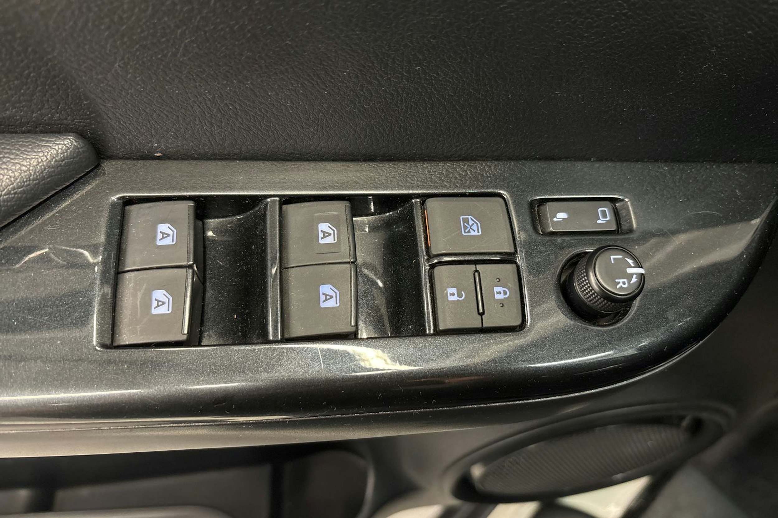 valkoinen Toyota Hilux 2019 kuva 14.