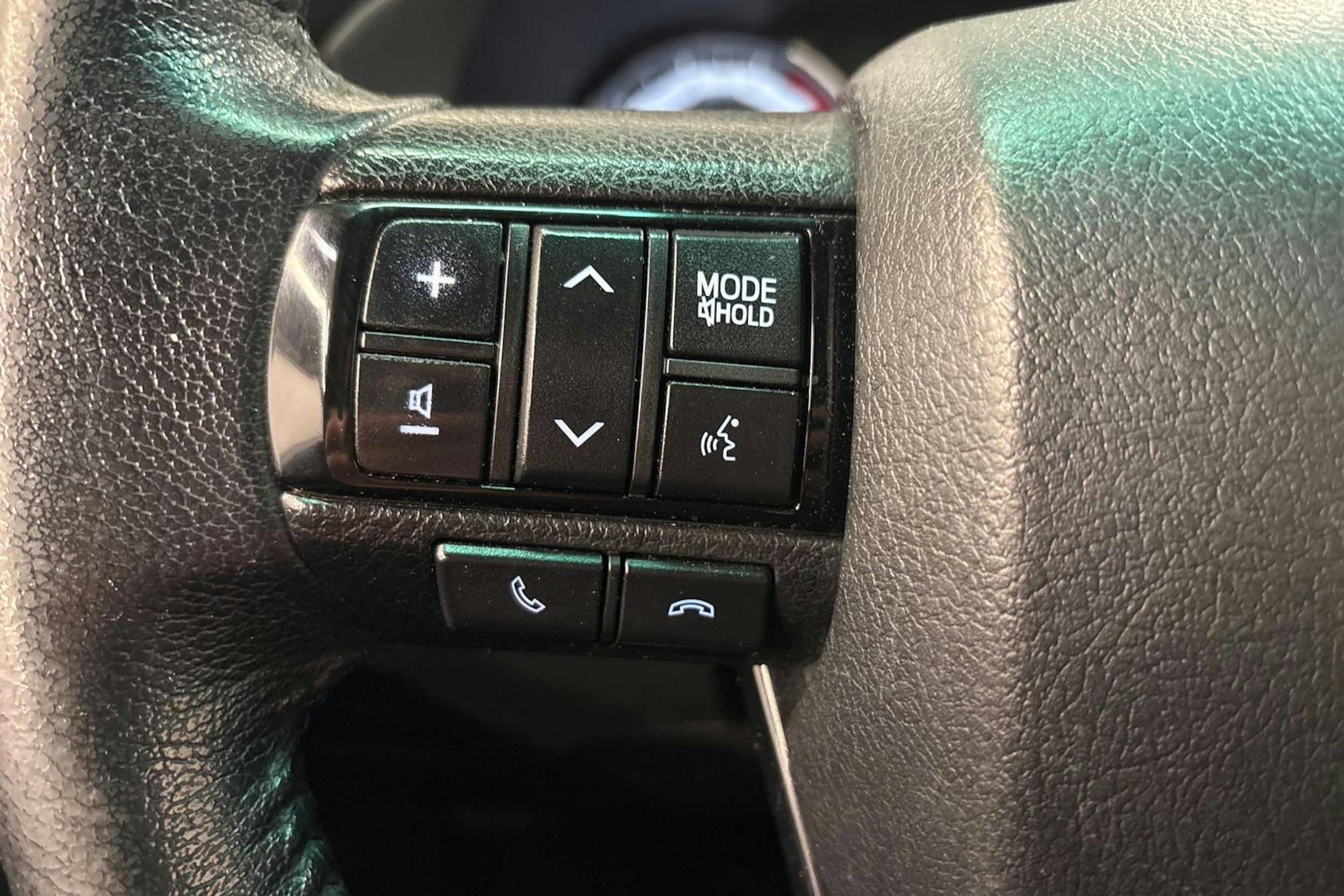 valkoinen Toyota Hilux 2019 kuva 16.