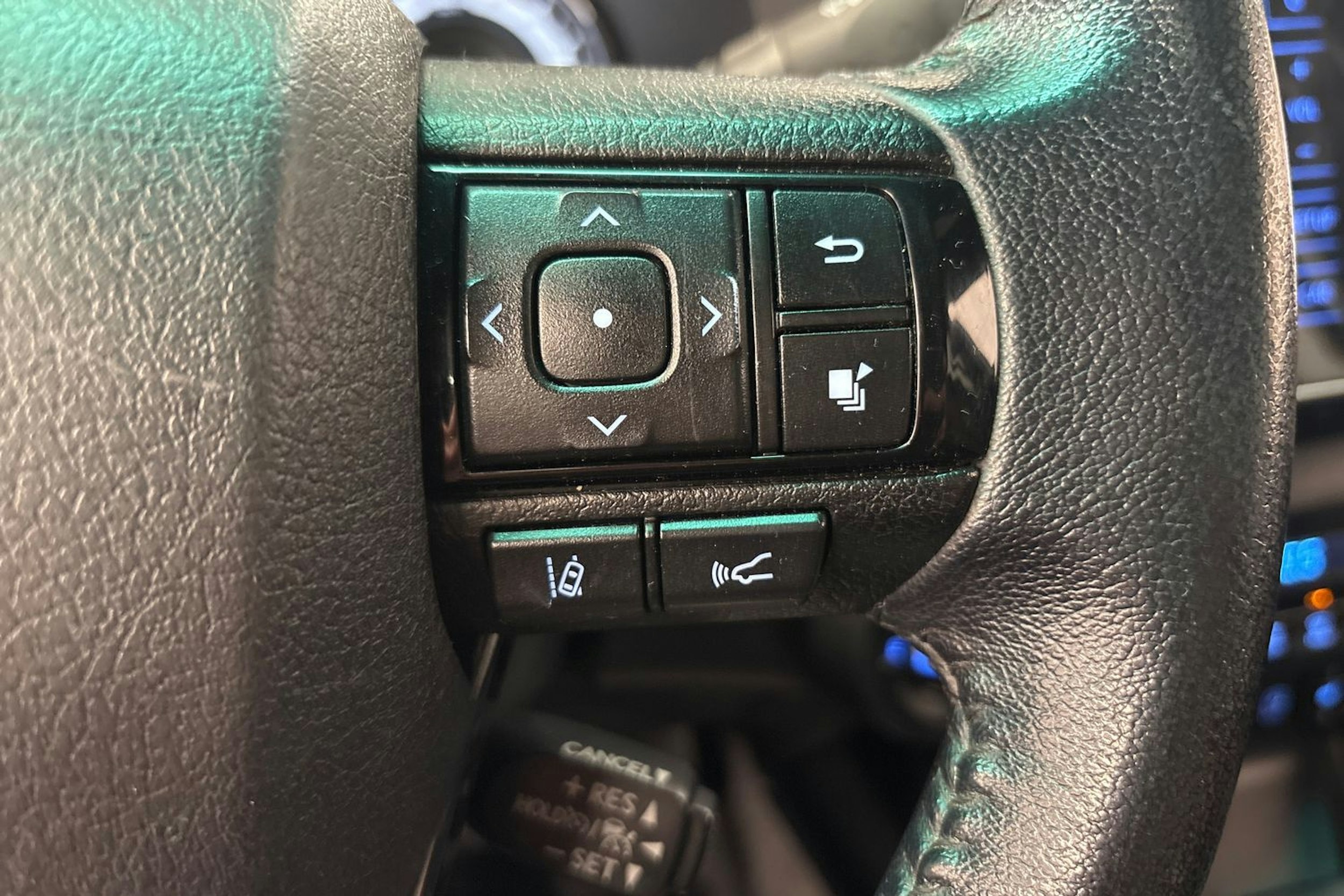 valkoinen Toyota Hilux 2019 kuva 17.