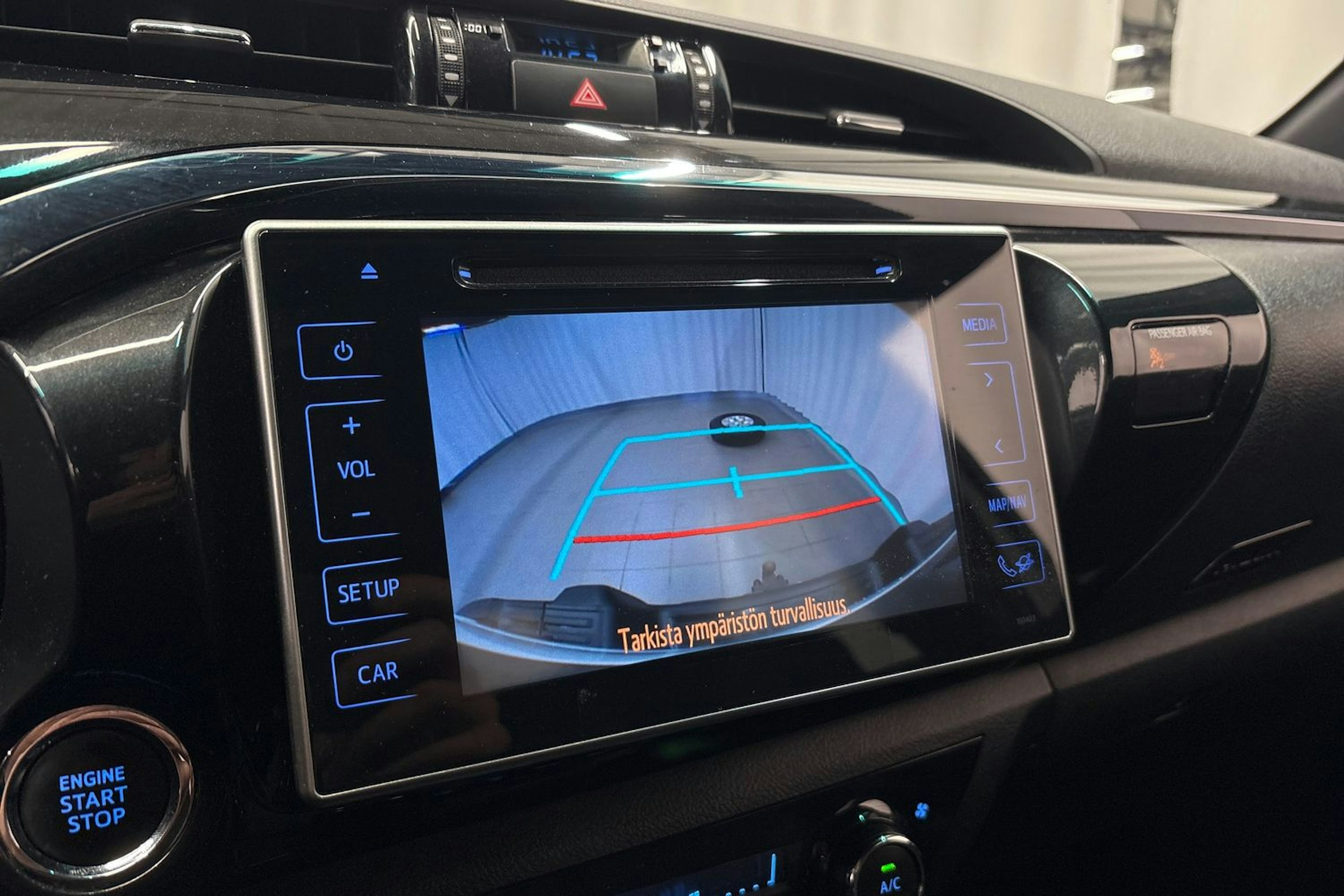 valkoinen Toyota Hilux 2019 kuva 19.