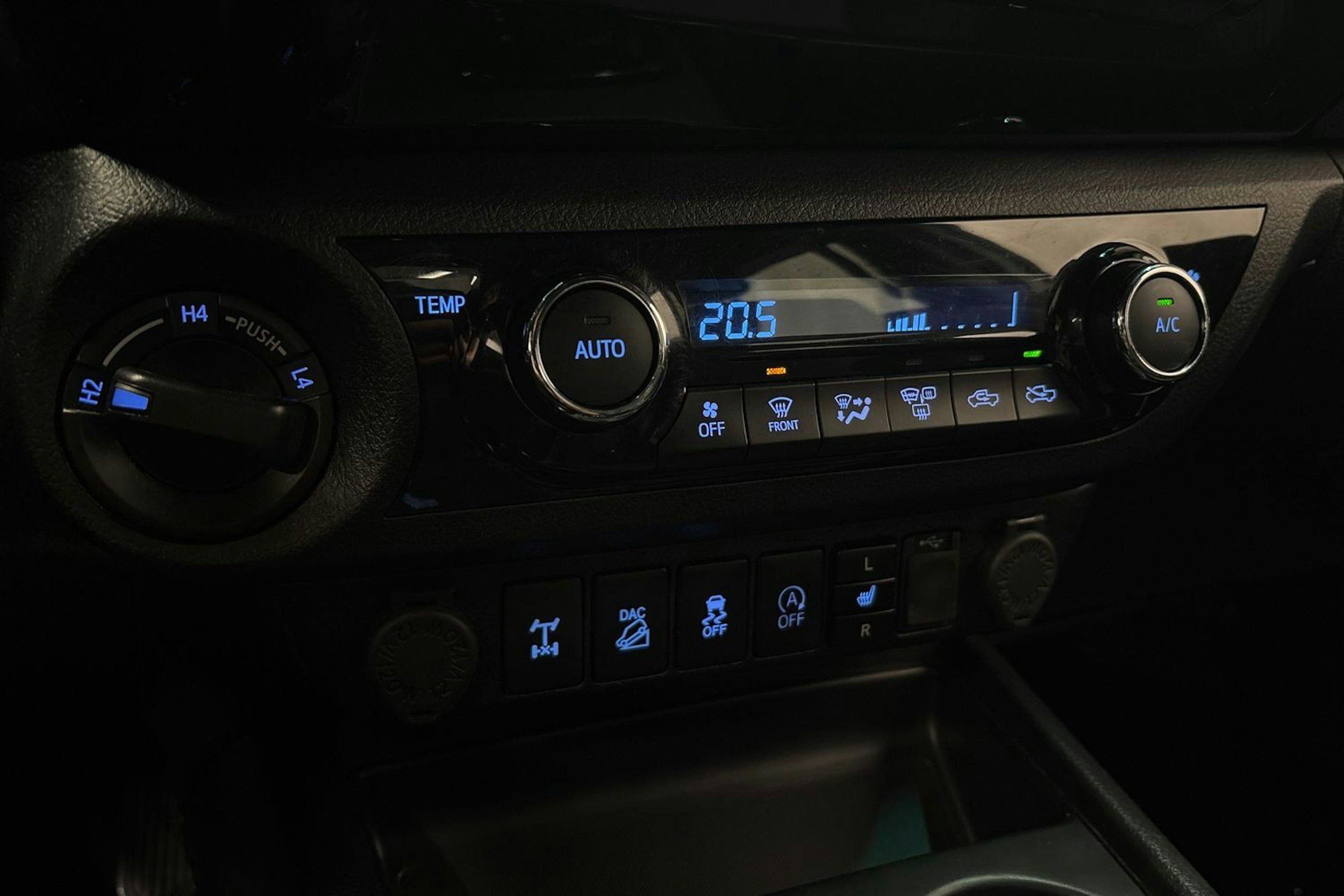 valkoinen Toyota Hilux 2019 kuva 20.