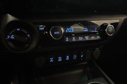 valkoinen Toyota Hilux 2019 kuva 20.