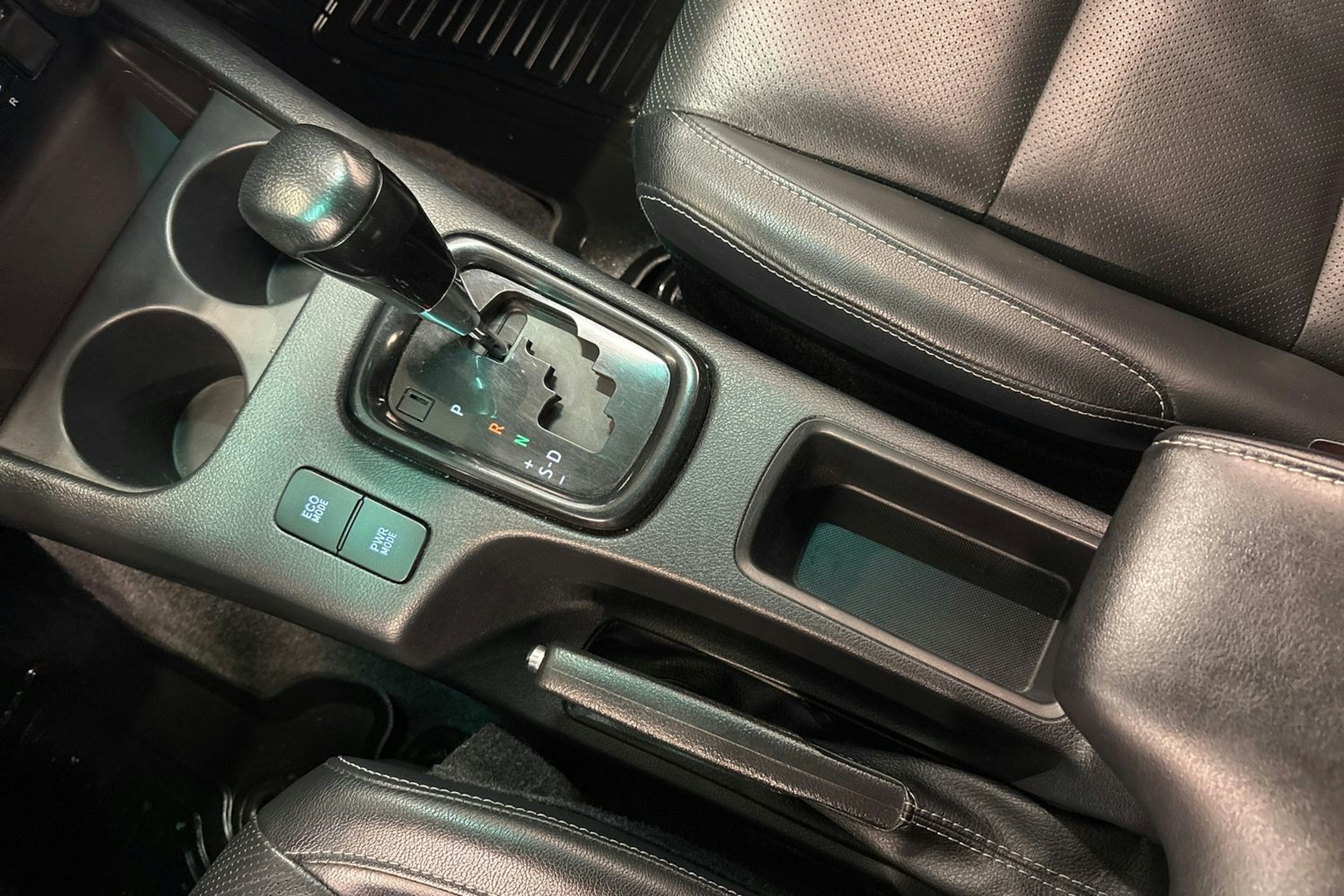 valkoinen Toyota Hilux 2019 kuva 21.