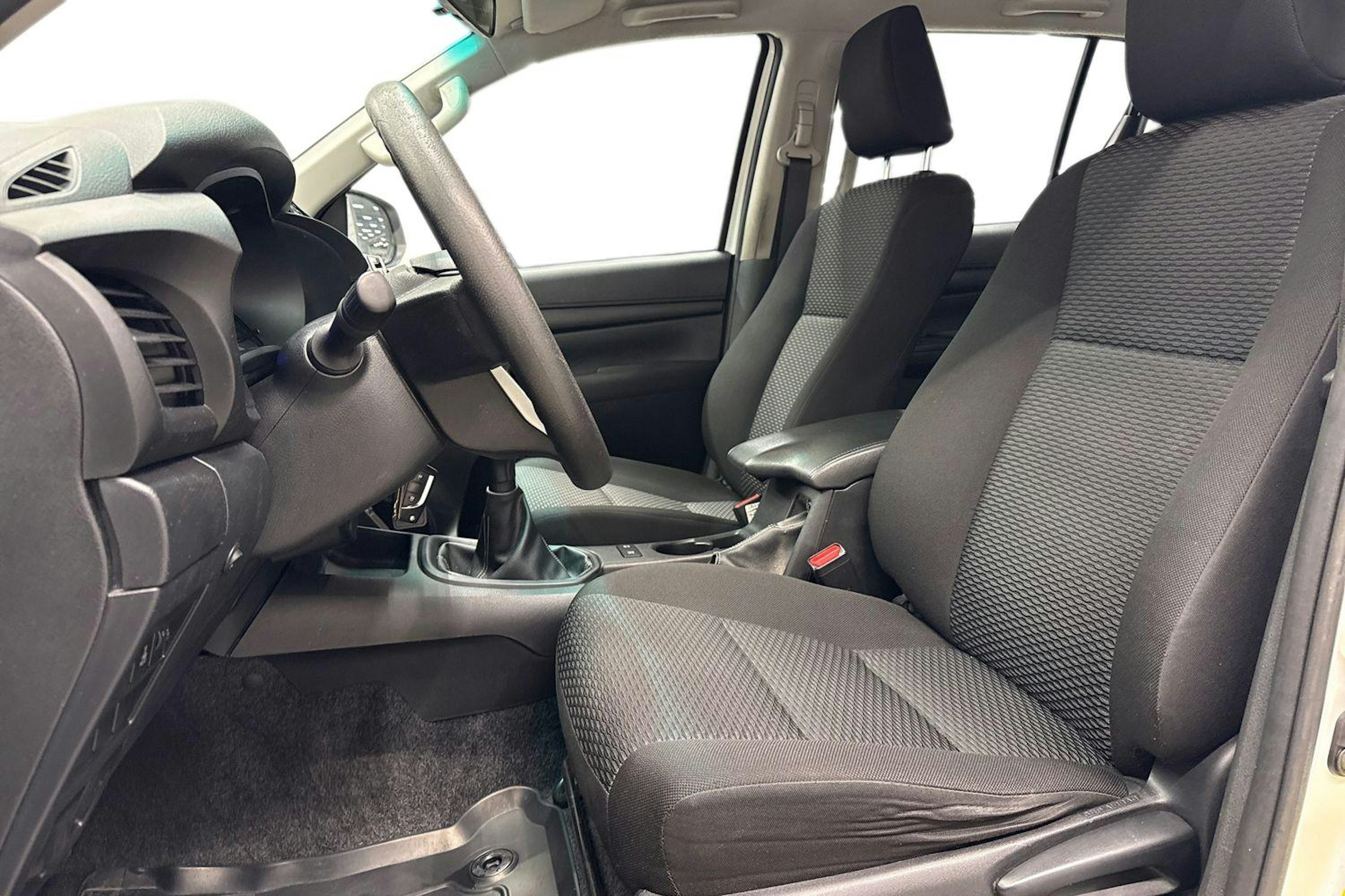 valkoinen Toyota Hilux 2019 kuva 7.