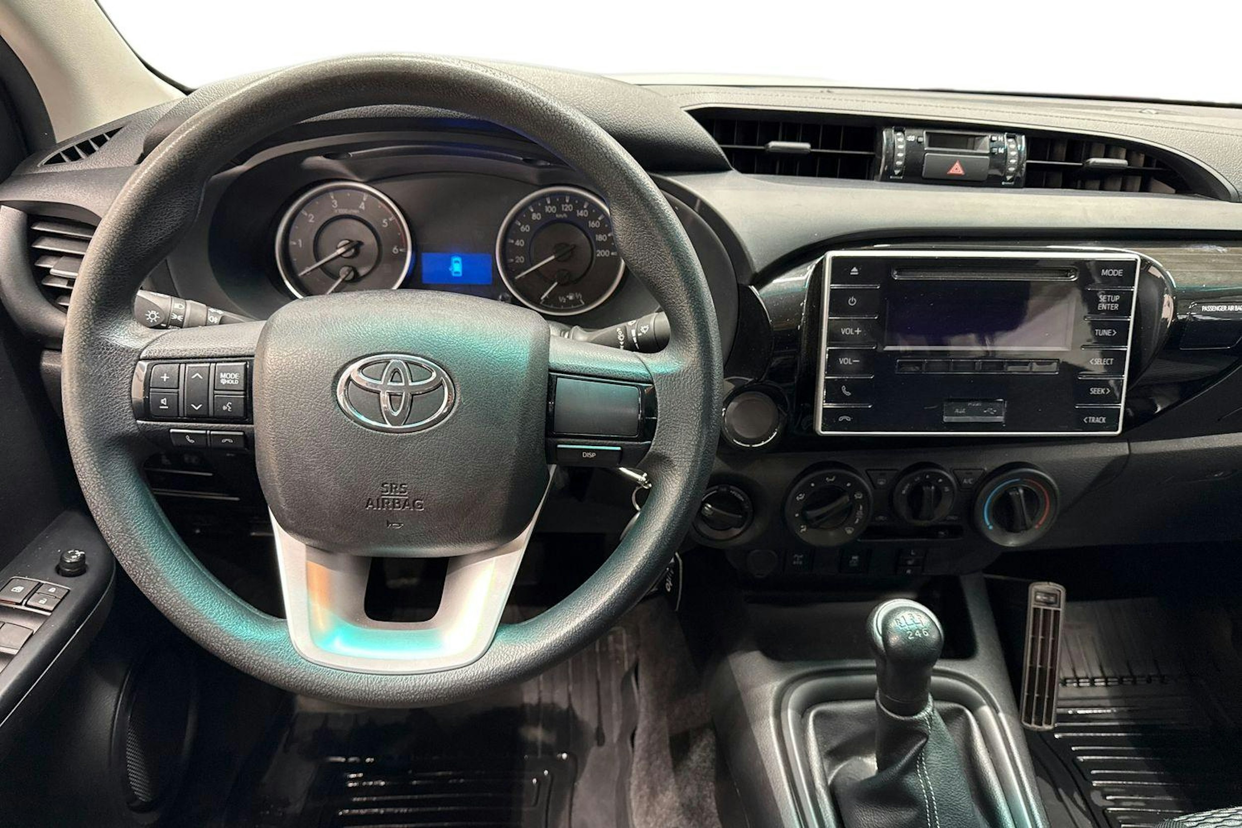 valkoinen Toyota Hilux 2019 kuva 9.