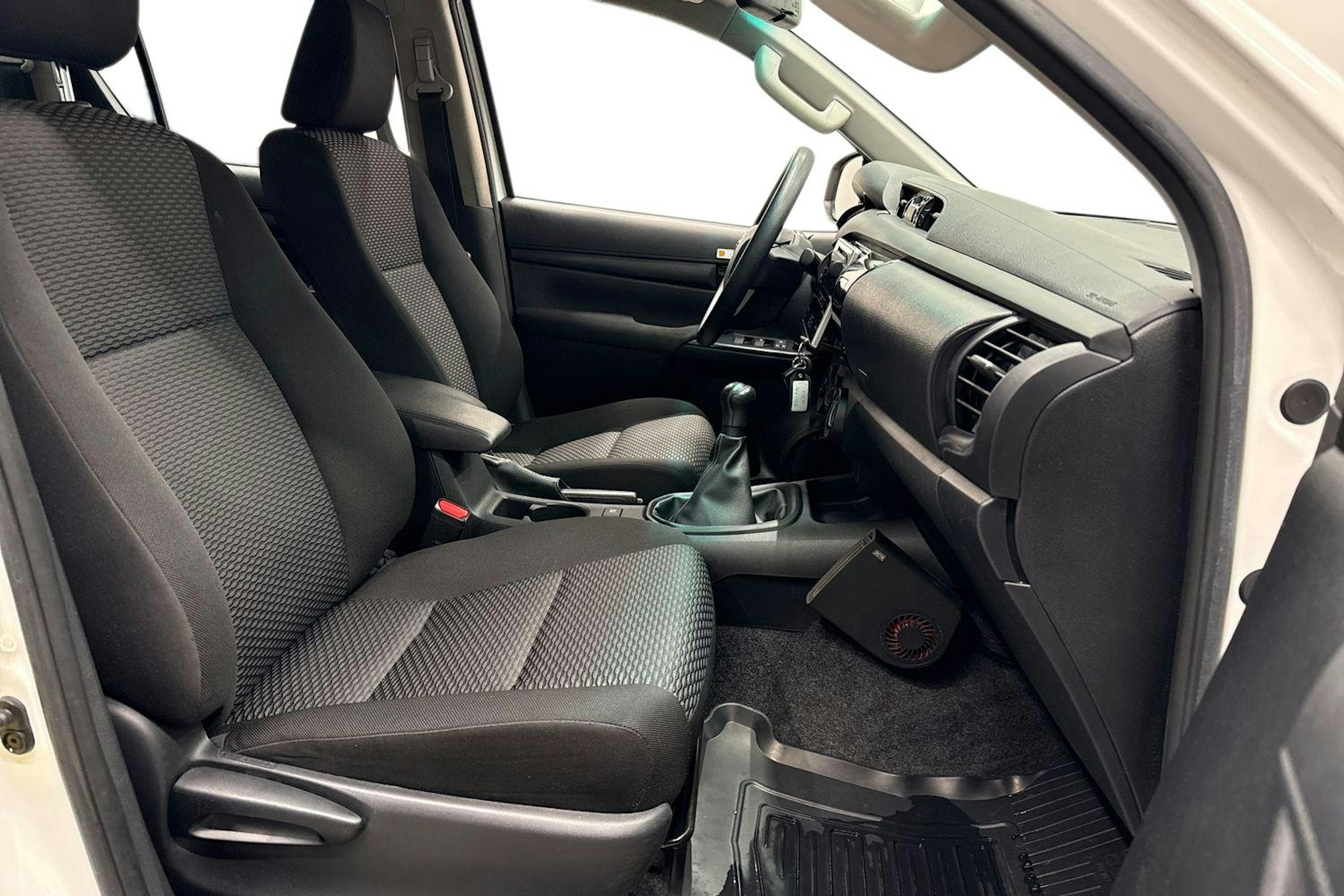 valkoinen Toyota Hilux 2019 kuva 10.