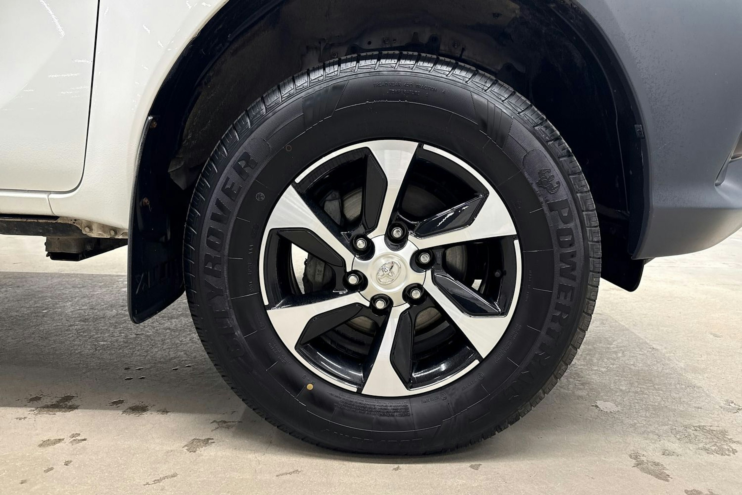 valkoinen Toyota Hilux 2019 kuva 11.