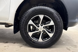 valkoinen Toyota Hilux 2019 kuva 11.