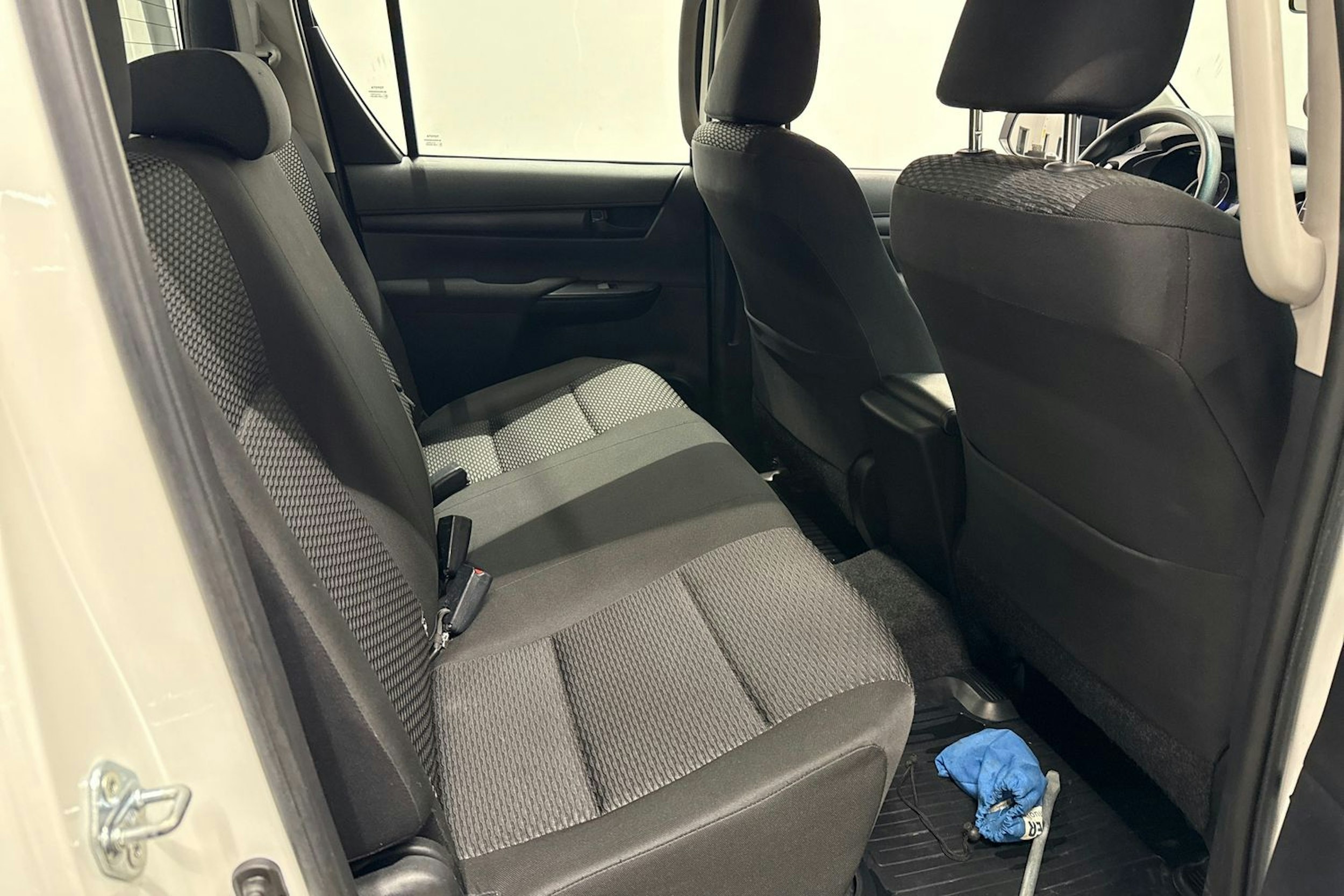 valkoinen Toyota Hilux 2019 kuva 13.