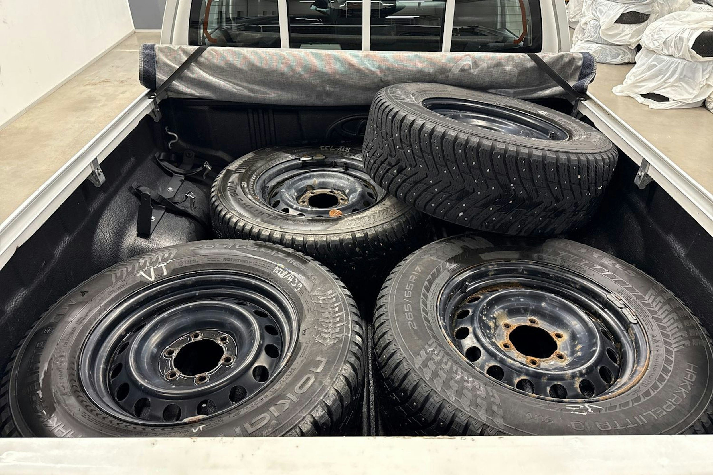 valkoinen Toyota Hilux 2019 kuva 14.