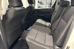 valkoinen Toyota Hilux 2019 kuva 15.