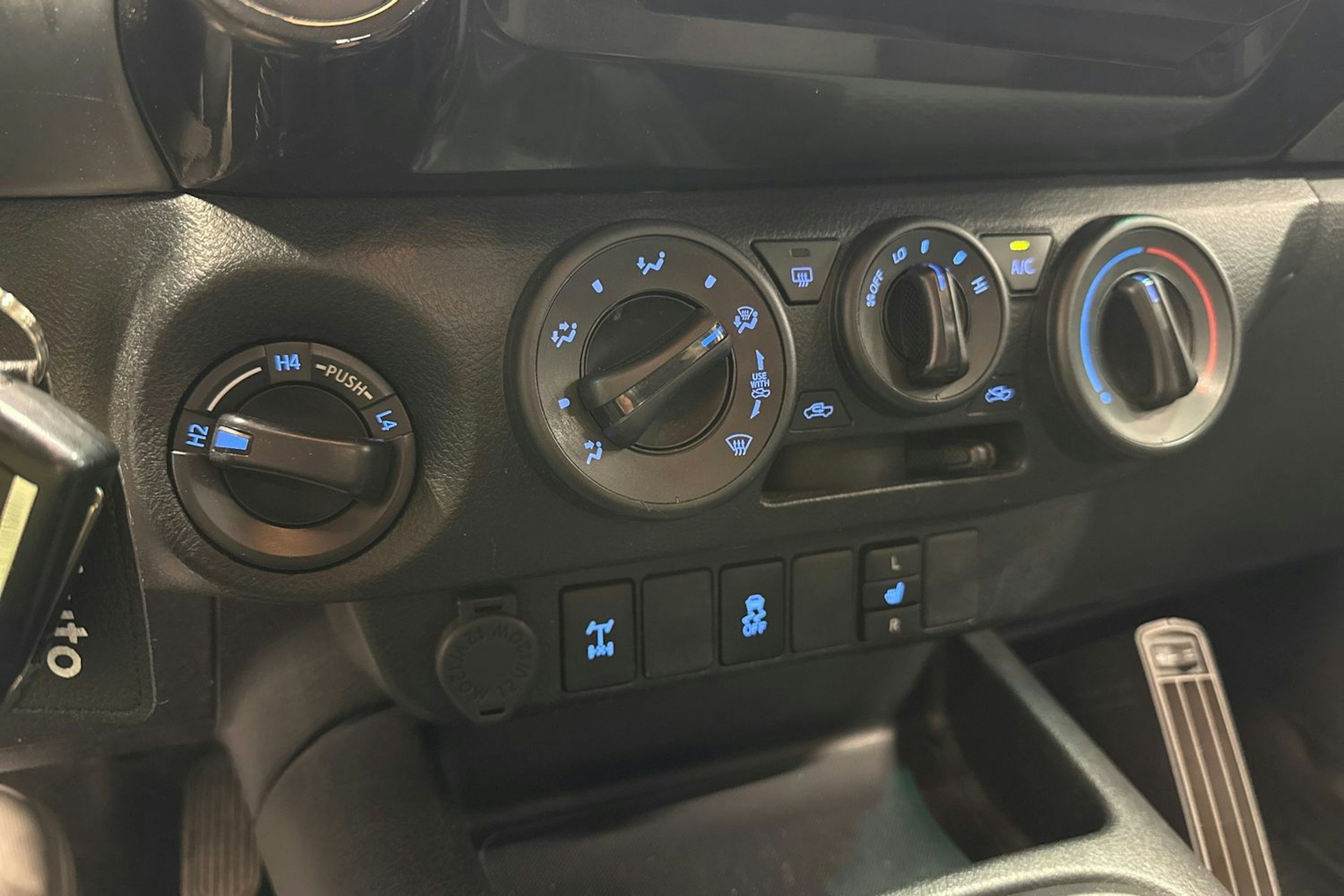 valkoinen Toyota Hilux 2019 kuva 18.