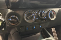 valkoinen Toyota Hilux 2019 kuva 18.