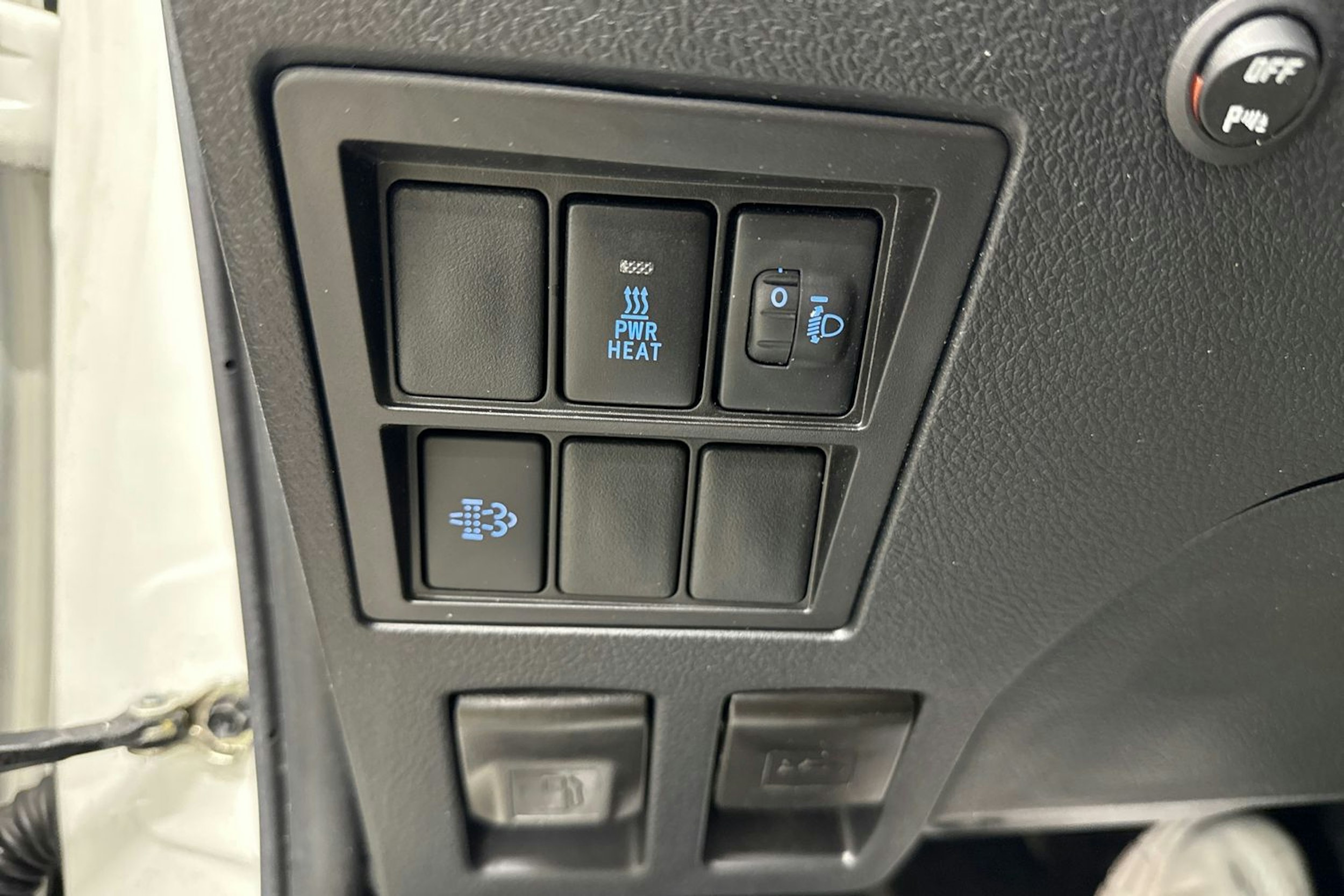 valkoinen Toyota Hilux 2019 kuva 19.