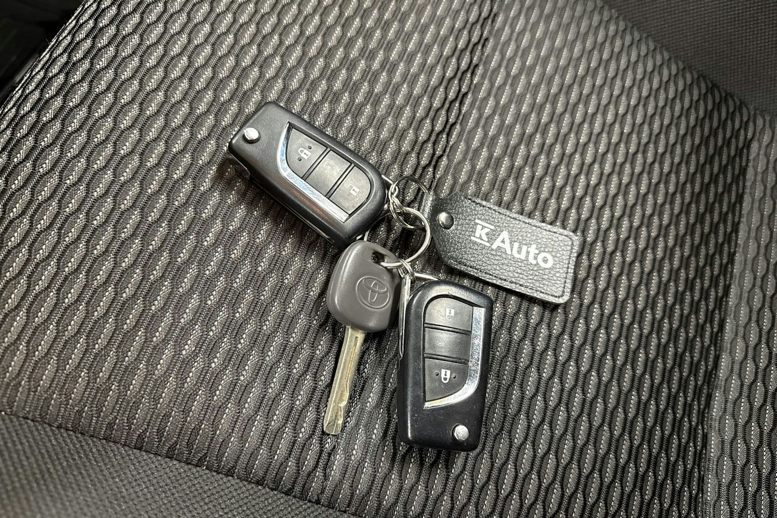 valkoinen Toyota Hilux 2019 kuva 21.