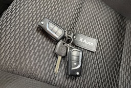 valkoinen Toyota Hilux 2019 kuva 21.