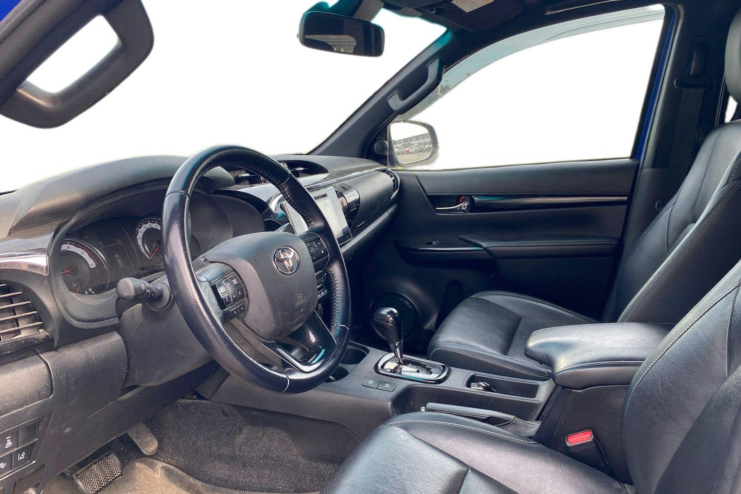 sininen Toyota Hilux 2019 kuva 3.