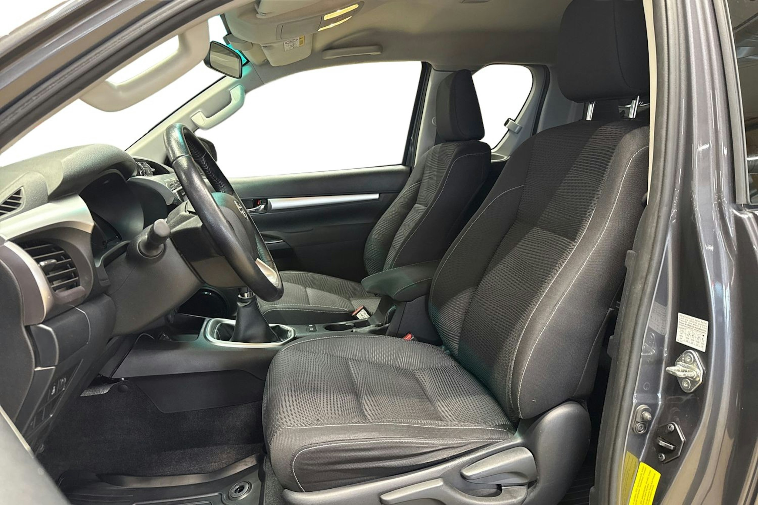 harmaa Toyota Hilux 2020 kuva 7.