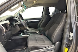 harmaa Toyota Hilux 2020 kuva 7.