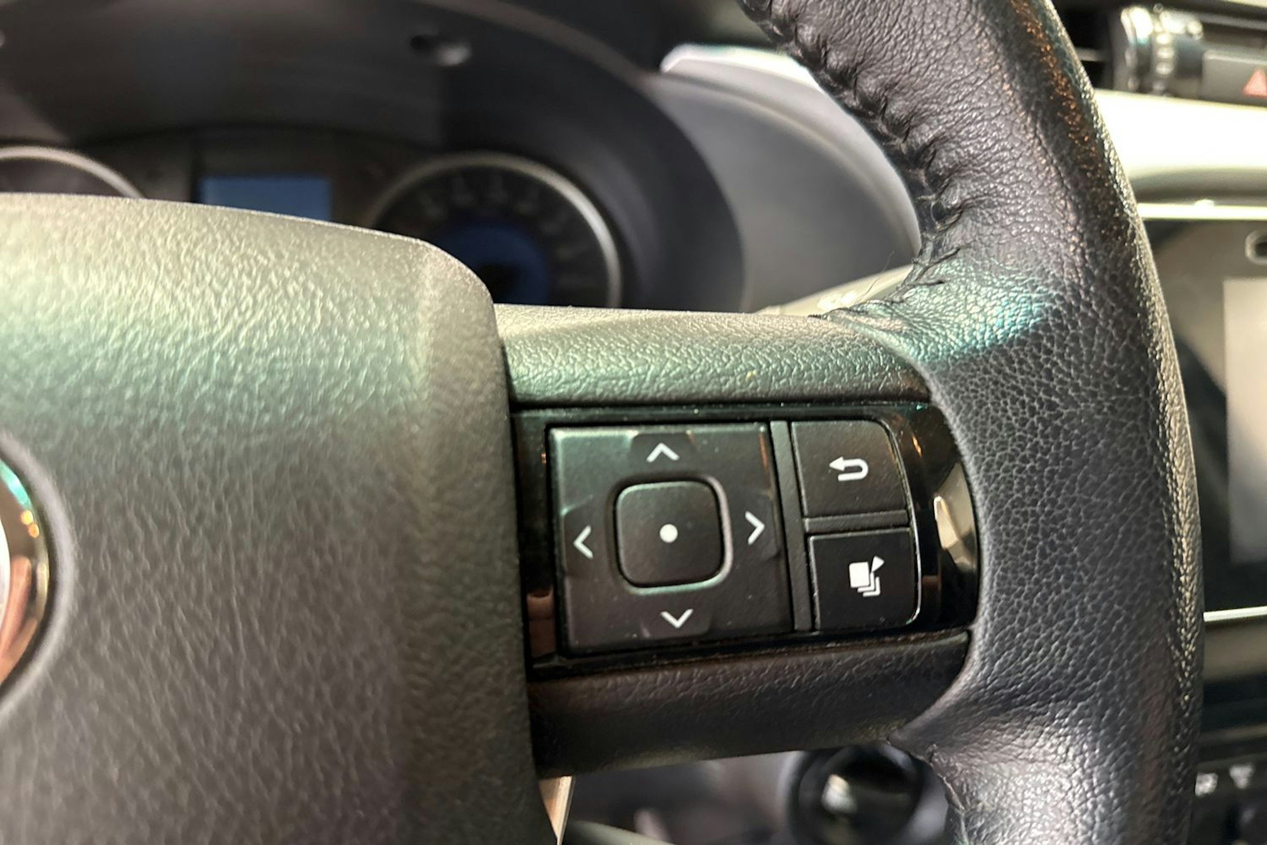 harmaa Toyota Hilux 2020 kuva 16.