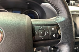 harmaa Toyota Hilux 2020 kuva 16.